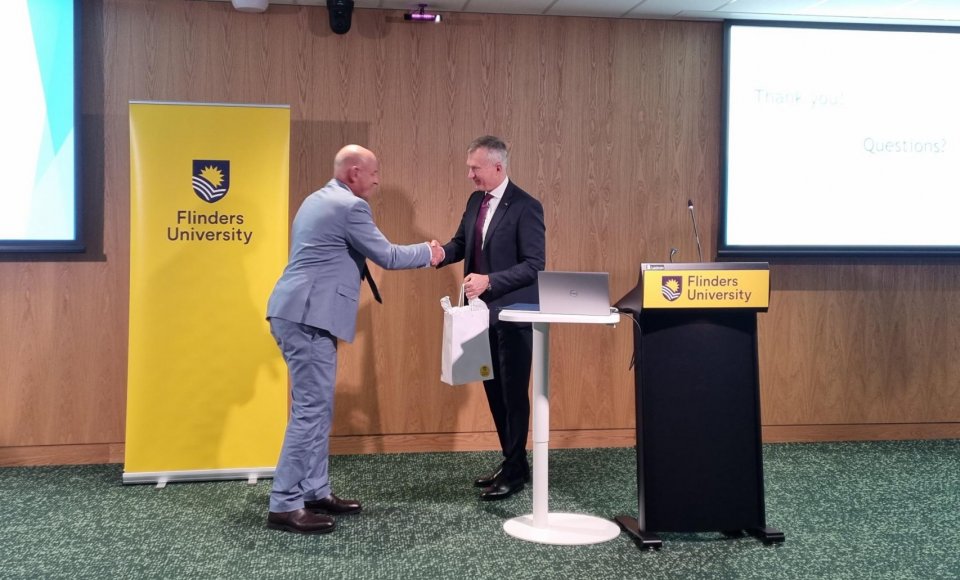 Ambasadoriaus D. Degučio paskaita Flinders universitete Adelaidėje
