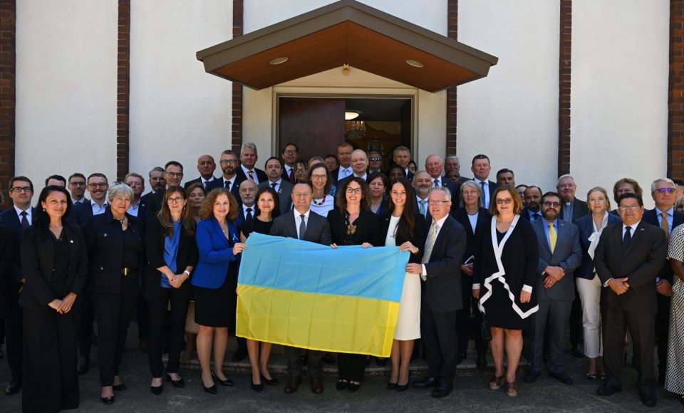 Lietuvos ambasadorius dalyvavo trečiųjų karo Ukrainoje metinių minėjimo renginiuose Kanberoje